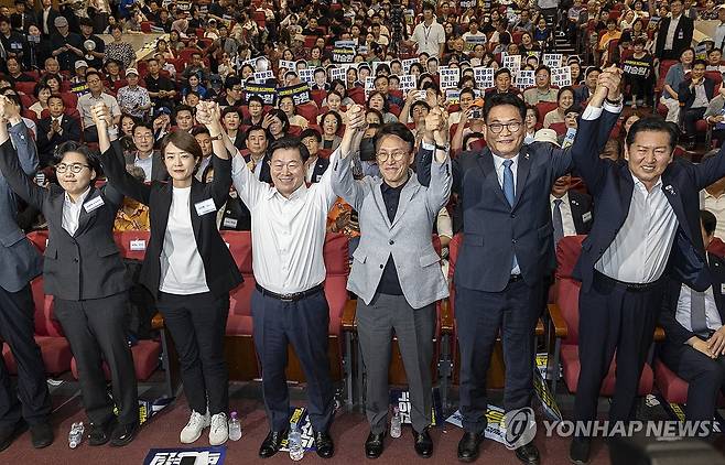 한자리에 모인 민주당 당권 주자들 (서울=연합뉴스) 황광모 기자 = 12일 국회 의원회관에서 열린 전국자치분권민주지도자회의(KLDC)에 더불어민주당 당 대표 후보 주자들과 자치분권회의 상임대표인 박승원 광명시장이 손을 들어 인사하고 있다. 
    (오른쪽 부터) 정청래 전 대표, 송영길 의원, 김민석 전 총리, 박승원 광명시장, 고민정 의원, 김보미 전 강진군 의원. 2026.7.12 hkmpooh@yna.co.kr
