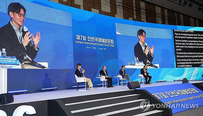'AI와 글로벌 네트워크' 토론하는 해운·물류 전문가들 (인천=연합뉴스) 임순석 기자 = 15일 인천 연수구 송도컨벤시아에서 열린 제7회 인천국제해양포럼 세션 1에서 해운·물류 전문가들이 'AI와 글로벌 네트워크- 해상운송 및 물류 네트워크 최적화'를 주제로 토론하고 있다. 2026.7.15 soonseok02@yna.co.kr