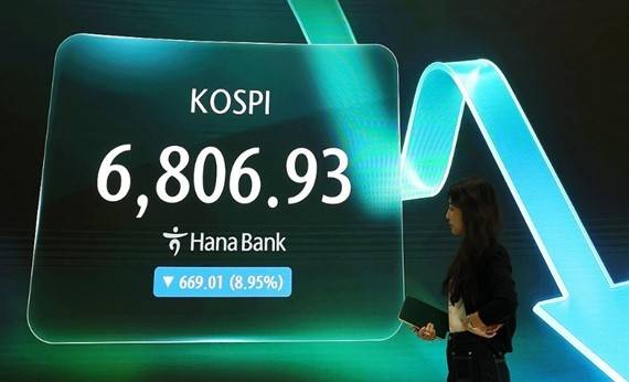 삼성전자와 SK하이닉스 급락으로 뒤늦게 반도체 랠리에 올라탄 개인투자자들의 손실이 빠르게 커지고 있다. [출처=연합]