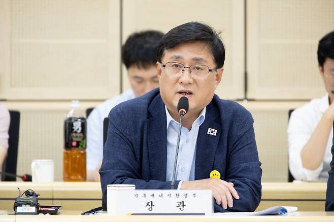 김성환 기후에너지환경부 장관이 16일 전남광주통합특별시청에서 호남권 반도체 산업단지 전력 공급을 위한 구체적인 실행계획을 점검하고 있다. /사진 제공=기후부