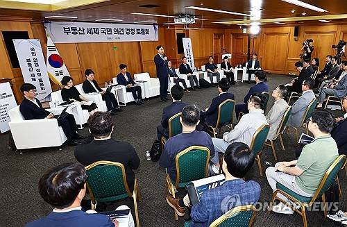 구윤철 부총리, 부동산 세제 국민 의견 경청 토론회 발언(서울=연합뉴스) 이진욱 기자 = 구윤철 부총리 겸 재정경제부 장관이 16일 서울 명동 은행회관에서 열린 '부동산 세제 국민 의견 경청 토론회'에서 발언하고 있다. 2026.7.16 [공동취재] cityboy@yna.co.kr