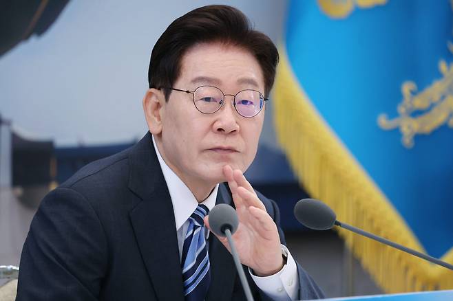 이재명 대통령이 15일 청와대 영빈관에서 열린 부처 업무보고에서 구윤철 부총리 겸 재정경제부 장관의 업무보고를 청취하고 있다.(사진=연합뉴스)