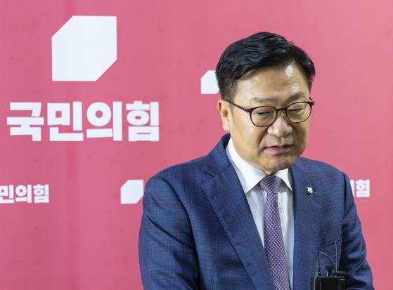 정점식 국민의힘 원내대표가 16일 국회에서 통일교 측으로부터 불법 정치자금 1억원을 받은 혐의로 기소된 권성동 의원이 징역 2년의 실형이 확정돼 의원직이 상실된 뒤 입장을 밝히고 있다. 〈사진=연합뉴스〉