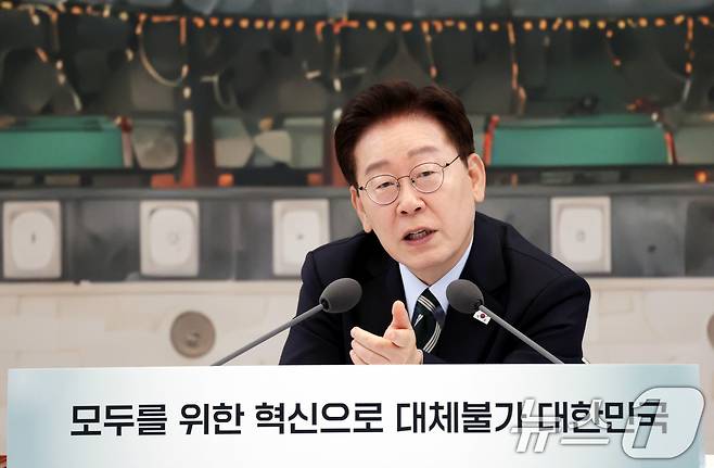 이재명 대통령이 16일 청와대 영빈관에서 열린 과학기술정보통신부, 방송미디어통신위원회, 개인정보보호위원회 2차 업무보고에서 발언하고 있다. (청와대통신사진기자단) 2026.7.16 ⓒ 뉴스1 허경 기자
