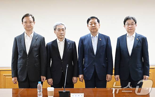 구윤철 부총리 겸 재정경제부 장관이 16일 서울 중구 은행연합회에서 열린 시장상황점검회의에서 기념촬영을 하고 있다. 왼쪽부터 이찬진 금융감독원장, 신현송 한국은행 총재, 구윤철 부총리, 이억원 금융위원장. 이날 회의에서는 단일종목 레버리지 ETF 보완 대책 등을 논의할것으로 알려졌다. (재정경제부 제공. 재판매 및 DB금지) 2026.7.16 ⓒ 뉴스1