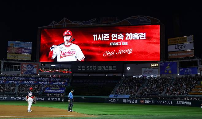 SSG 랜더스 최정이 16일 열린 2026 신한SOL KBO리그 인천 KIA 타이거즈와 경기에서 5회말 2점 아치를 그려 11시즌 연속 20홈런을 달성했다. (SSG 랜더스 제공)