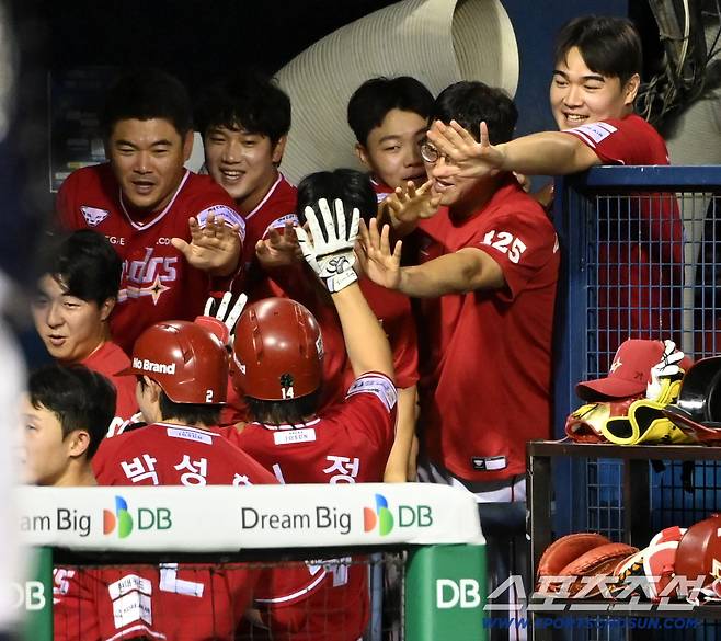 7일 잠실야구장에서 열린 SSG와 두산의 경기, 8회초 2사 1루 최정이 우월 2점홈런을 날렸다. 최정을 맞이하는 더그아웃 동료들의 모습. 잠실=허상욱 기자wook@sportschosun.com/2026.07.07/