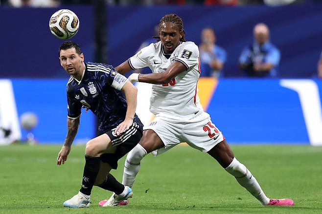 ATLANTA, GEORGIA - JULY 15: Lionel Messi #10 of Argentina and Djed Spence #25 of England compete for the ball during the FIFA World Cup 2026 Semi Final match between England and Argentina at Atlanta Stadium on July 15, 2026 in Atlanta, Georgia.   Buda Mendes/Getty Images/AFP (Photo by Buda Mendes / GETTY IMAGES NORTH AMERICA / Getty Images via AFP)

<저작권자(c) 연합뉴스, 무단 전재-재배포, AI 학습 및 활용 금지>