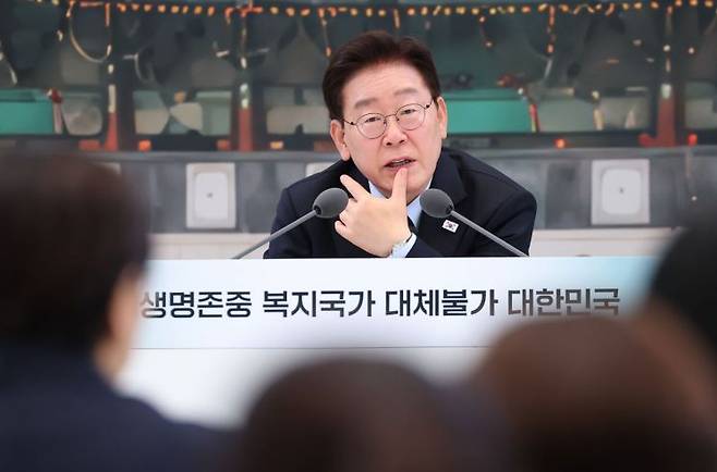 이재명 대통령이 16일 청와대 영빈관에서 열린 복지부ㆍ식약처ㆍ성평등부ㆍ권익위 등에 대한 부처 업무보고에서 발언하고 있다. 2026.7.16 연합뉴스