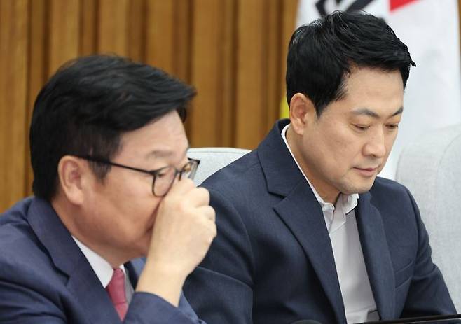 장동혁 국민의힘 대표와 정점식(왼쪽) 원내대표가 14일 여의도 국회에서 열린 ‘장윤기 사건이 드러낸 수사 공백과 보완수사권의 필요성’ 토론회에 참석하고 있다. ⓒ뉴시스