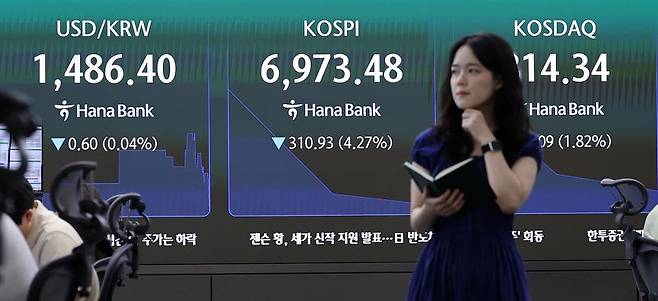 16일 서울 중구 하나은행 딜링룸 전광판에 코스피 등 시황이 표시되고 있다. 뉴스1