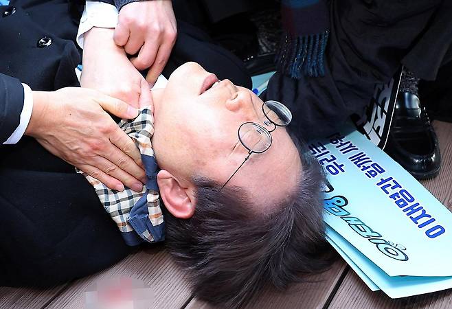 2024년 1월 2일 당시 더불어민주당 대표였던 이재명 대통령이 김모씨로부터 피습을 당하자 수행원들이 손수건으로 급히 지혈하고 있다. 부산=연합뉴스