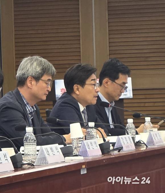 박주헌 동덕여대 경제학과 교수(가운데)가 16일 국회 의원회관에서 고동진 국민의힘 의원 주최로 열린 '이재명 정부가 발표한 호남 반도체의 허구와 실상-인(人)·수(水)·전(電) 관점에서 본 정책 실현 가능성' 토론회에서 전력 문제에 대해 언급하고 있다. [사진=박지은 기자]