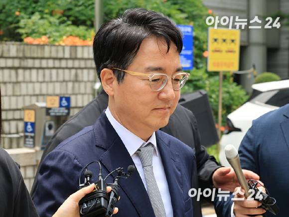 심우정 전 검찰총장이 16일 서울중앙지법에서 구속 전 피의자심문(영장실질심사)을 마치고 법원을 나서고 있다. [사진=사진공동취재단 ]