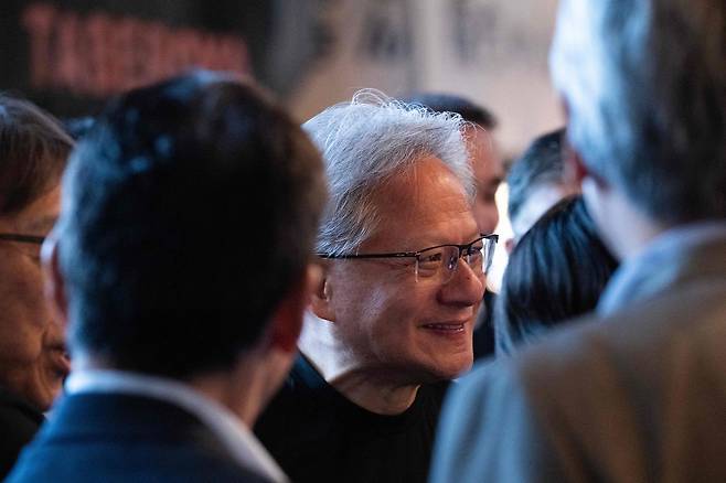 15일 일본 도쿄의 한 식당 밖에서 젠슨 황 엔비디아 CEO가 손님들과 이야기를 나누고 있다. AFP=연합뉴스