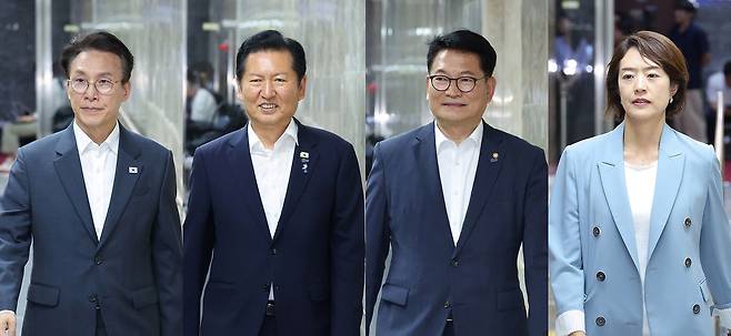 더불어민주당 당권주자인 김민석(왼쪽부터), 정청래, 송영길, 고민정 당대표 후보가 14일 서울 여의도 국회에서 열린 의원총회에 참석하고 있다. 뉴스1