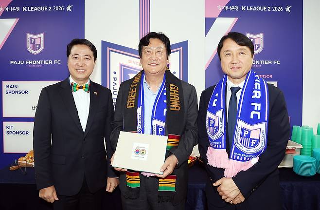 K리그 신생팀 파주프런티어FC가 서아프리카의 축구 강국 가나와 손잡고 축구를 통해 양국 교류 활성화를 추진하는 글로벌 프로젝트를 시작한다. 왼쪽부터 최고조 주한 가나대사, 손배찬 파주시장, 황보관 파주프런티어FC 단장. 사진 파주프런티어FC