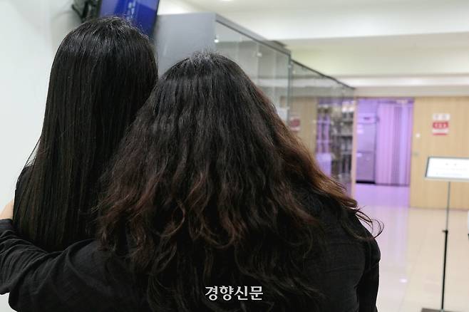 15일 충남 천안시 단국대병원 장례식장 영안실 앞에서 친마이마이씨(34)를 외사촌이 위로하고 있다. 우혜림 기자