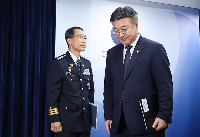 윤호중 행정안전부 장관(오른쪽)이 16일 서울 종로구 정부서울청사에서 열린 경찰 수사 내부비리 근절 및 민주적 통제 강화 관련 대국민 담화문을 발표한 뒤 단상을 내려오고 있다. 왼쪽은 유재성 경찰청장 직무대행. 연합뉴스
