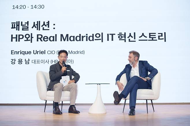 15일 HP 일의 미래 서밋에서 강용남 HP 코리아 대표(왼쪽)와 엔리케 우리엘 레알 마드리드 CIO가 패널 토크를 진행하고 있다. HP코리아