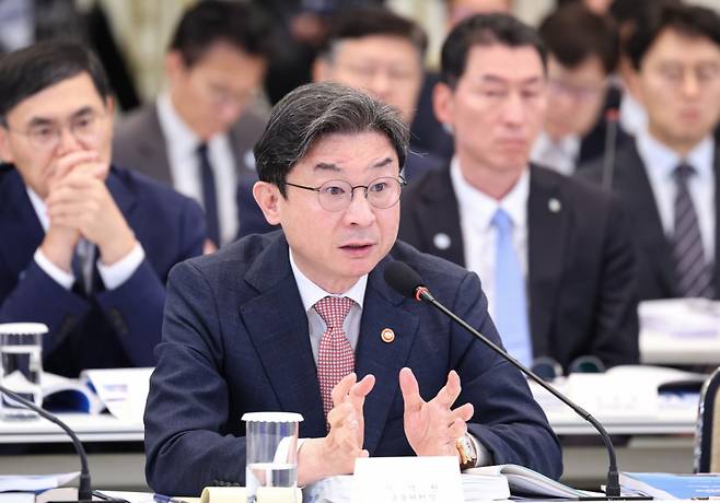 이억원 금융위원장이 지난 15일 청와대 영빈관에서 열린 '삶으로 체감하는 대체불가 대한민국-국민과 함께하는 두 번째 업무보고'에서 이재명 대통령의 질의에 답하고 있다./사진=뉴시스 /사진=김진아