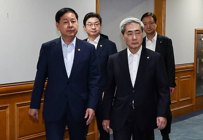 정부의 경제·금융당국 수장들이 ‘삼성전자·SK하이닉스 단일종목 레버리지 ETF’ 관련 보완대책을 논의하기 위해 16일 서울 중구 은행회관에 모여 긴급 시장상황점검회의를 열었다. 사진은 회의장으로 들어가던 구윤철(앞줄 왼쪽부터 시계방향) 부총리 겸 재정경제부 장관, 이억원 금융위위원장, 이찬진 금감원장, 신현송 한국은행 총재. /사진=뉴스1