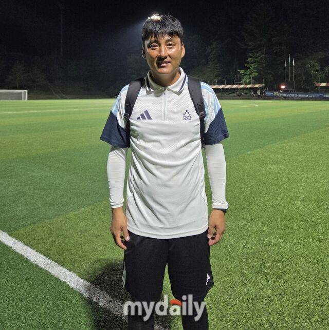 한남대가 15일 태백시종합운동장 고원1구장에서 열린 제62회 추계대학축구연맹전 태백산기 광운대와의 4강전에서 1-0으로 승리했다. 경기 후 인터뷰를 진행한 박규선 한남대 감독./태백=노찬혁 기자