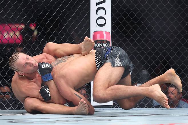 패디 핌블렛(왼쪽)이 지난 12일 UFC 329에서 베누아 생드니에게 변형 프런트초크를 걸고 있다. 이 기술로 생드니를 실신시키고 승리했다. [게티이미지]