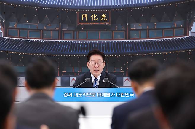이재명 대통령이 지난 15일 청와대 영빈관에서 열린 재경부·기획예산처·국세청·금융위원회·국가데이터처 업무보고에서 발언하고 있다. [연합]