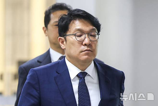[서울=뉴시스] 정병혁 기자 = 경찰청 국가수사본부 가덕도 테러 사건 수사 TF는 16일 서울 서대문구 경찰청에서 최종 수사 결과를 발표했다. TF는 지난 3일 김 전 검사 등 국정원 관계자 3명을 추가 송치하는 등 공범과 경찰 관계자를 포함해 모두 7명을 검찰에 넘겼다고 밝혔다. 사진은 김상민 전 부장검사가 지난 5월 8일 서울 서초구 서울고등법원에서 열린 '이우환 그림 매관매직 의혹' 항소심 선고 재판을 마친 뒤 법원을 나서고 있는 모습. 2026.05.08. jhope@newsis.com