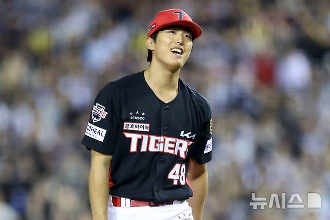 [서울=뉴시스] 이영환 기자 = 17일 오후 서울 송파구 잠실야구장에서 열린 2026 KBO리그 KIA 타이거즈와 두산 베어스의 경기, 5회말 2사 1,2루에서 두산 박준순을 삼진 아웃으로 잡고 수비를 마친 KIA 선발 이의리가 덕아웃으로 향하고 있다. 2026.04.17. 20hwan@newsis.com