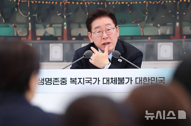 [서울=뉴시스] 조성봉 기자 = 이재명 대통령이 16일 청와대 영빈관에서 열린 '삶으로 체감하는 대체불가 대한민국-국민과 함께하는 두 번째 업무보고'에서 발언을 하고 있다. (청와대통신사진기자단) 2026.07.16. suncho21@newsis.com