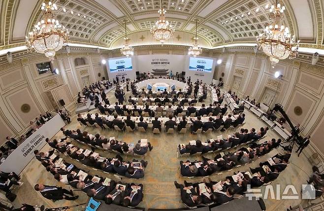 [서울=뉴시스] 조성봉 기자 = 이재명 대통령이 16일 청와대 영빈관에서 열린 '삶으로 체감하는 대체불가 대한민국-국민과 함께하는 두 번째 업무보고'에서 발언을 하고 있다. (청와대통신사진기자단) 2026.07.16. suncho21@newsis.com