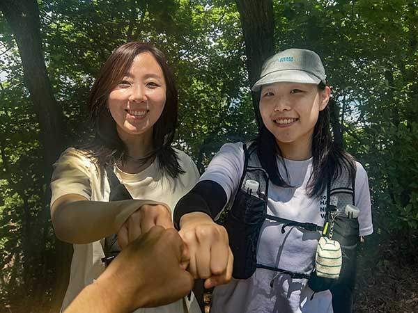 "트레킹은 무슨, 우리 그냥 계곡에서 물장구나 쳐요."