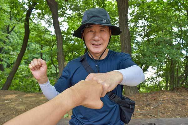 "조기 축구 좋죠.&nbsp;조기 산행은&nbsp;더 좋아요."