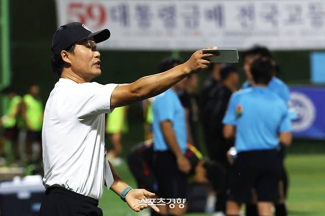 제59회 대통령금배 전국고교축구대회 U-17 유스컵 첫 경기가 충북 제천시 봉양건강축구캠프에서 열린 15일 이장관 충북제천봉양FCU18 감독이 충북제천제일고와 충북제천봉양FCU18 경기를 지켜보며 지시하고 있다.2026.07.15 제천|한수빈 기자