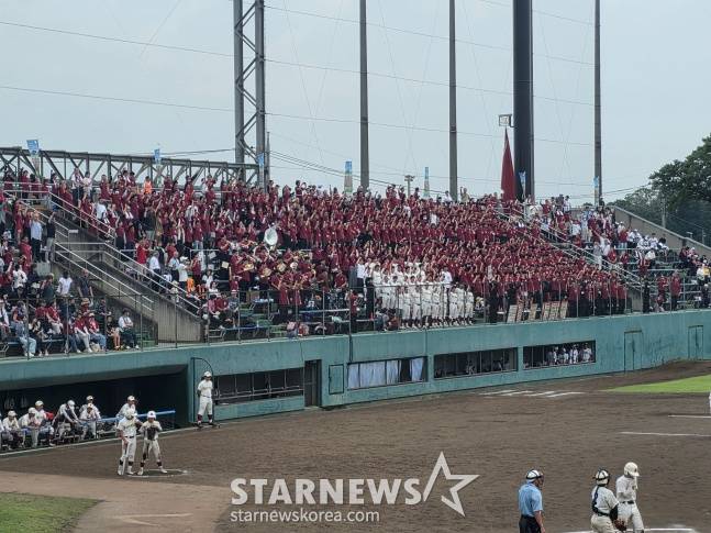 카스카베 고교 응원단이 12일 일본 사이타마현 사이타마시 오미야공원 야구장에서 열린 '제108회 고시엔 사이타마현 지역예선 2차전 치치부 고교와 경기에서 응원하고 있다. /사진=김동윤 기자