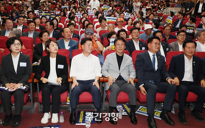 국회 의원회관에서 2일 열린 전국자치분권민주지도자회의(KLDC)에서 더불어민주당 당 대표 후보 주자들이 앉아있다. (왼쪽부터) 김보미 전 강진군의회 의장, 고민정 의원, 최고위원에 출마하는 박승원 광명시장, 김민석 전 국무총리, 송영길 의원, 정청래 전 대표. 한수빈 기자