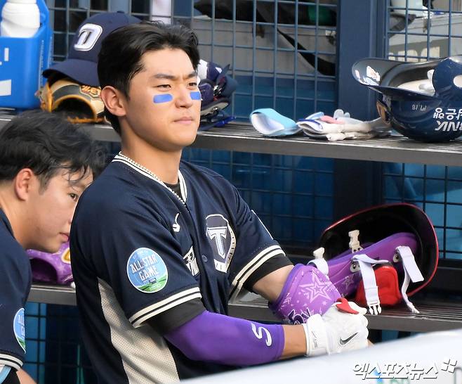 11일 오후 서울 송파구 잠실야구장에서 열린 '2026 신한 SOL KBO 올스타전' 경기, 3회 나눔올스타 김도영이 더그아웃에서 보호장비를 정리하고 있다. 엑스포츠뉴스 DB
