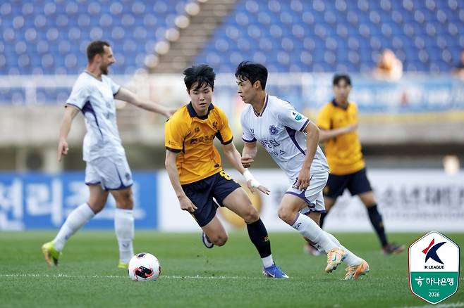 안앙과 경기에서 공을 모는 광주 문민서(가운데)' [한국프로축구연맹 제공. 재판매 및 DB 금지]