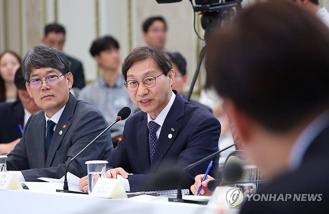 발언하는 국민연금공단 이사장 (서울=연합뉴스) 김도훈 기자 = 김성주 국민연금공단 이사장이 16일 청와대 영빈관에서 열린 이재명 대통령 주재 부처 업무보고에서 발언하고 있다. 2026.7.16 superdoo82@yna.co.kr