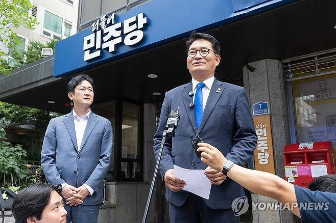 당 대표 후보 등록 마친 민주당 송영길 의원 (서울=연합뉴스) 신현우 기자 = 더불어민주당 대표에 도전하는 송영길 의원이 16일 서울 여의도 민주당 중앙당사에서 후보 등록을 마친 뒤 취재진 질문에 답하고 있다. 2026.7.16 [공동취재] nowwego@yna.co.kr
