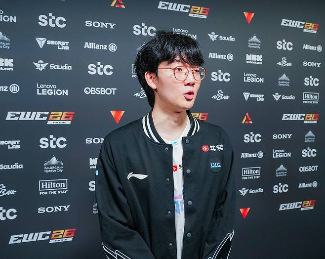 인터뷰하는 '바이퍼' 박도현     (파리=연합뉴스) 김주환 기자 = 중국 빌리빌리 게이밍(BLG)의 바텀 라이너 '바이퍼' 박도현이 16일(현지 시간) 파리 포르트 드 베르사유 전시장에서 열린 EWC 2026 C조 그룹 스테이지 경기 종료 후 취재진과 만나 질문에 답하고 있다. 2026.7.16 jujuk@yna.co.kr