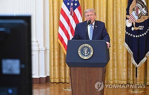 도널드 트럼프 미국 대통령이 16일(현지시간) 백악관에서 대국민 연설을 통해 중국의 미국 유권자 정보 탈취와 2020년 대선 부정선거 의혹을 제기하고 있다. 그러나 미국 주요 언론들은 공개된 자료만으로는 실제 선거 조작을 입증할 증거는 확인되지 않았다고 평가했다./ 연합뉴스