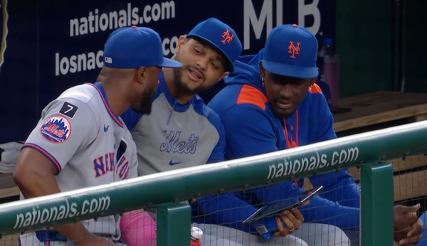 아이패드를 열심히 보는 MLB 선수들(사진=MLB.com)