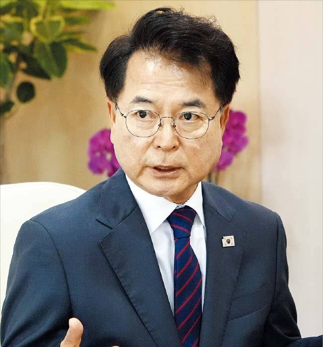 육동한 강원 춘천시장이 춘천시청 집무실에서 본지와 인터뷰하고 있다. 육 시장은 “소양강변에 AI 데이터센터를 유치해 춘천의 새로운 성장 동력으로 만들겠다”고 했다. /춘천시