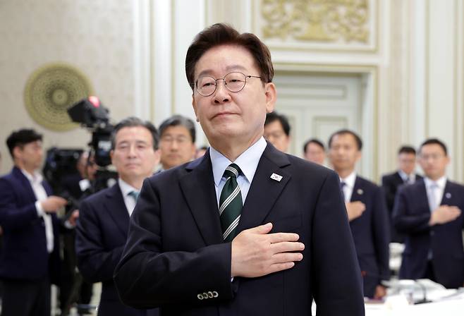 이재명 대통령이 지난 16일 청와대 영빈관에서 열린 과학기술정보통신부, 방송미디어통신위원회, 개인정보보호위원회 2차 업무보고에서 국민의례를 하고 있다./뉴스1