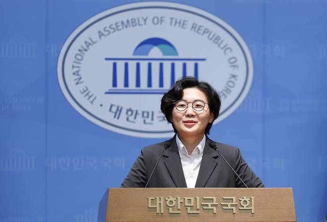 더불어민주당 당대표 출마에 나선 김보미 전 강진군 의원이 서울 여의도 국회 소통관에서 전당대회 준비 관련 입장 발표 기자회견을 하고 있다. “AI 시대에는 화염병과 짱돌을 들던 586들과 아름다운 이별을 하자”고 외쳤다. /뉴시스