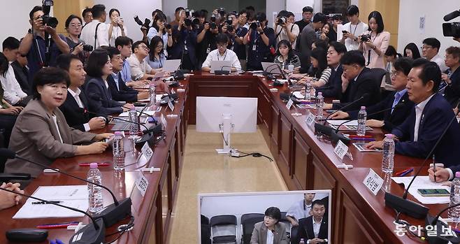 더불어민주당 소속 서영교 국회 법제사법위원장(왼쪽)이 16일 서울 여의도 국회 의원회관에서 열린 ‘검사 권력 오남용 사례로 본 형사소송법 개정 토론회’에서 발언하고 있다. 당 대표 연임에 도전하는 민주당 정청래 전 대표(서 위원장 맞은편)도 이날 서 위원장 등 민주당 의원들과 토론회를 공동 주최했다. 장승윤 기자 tomato99@donga.com