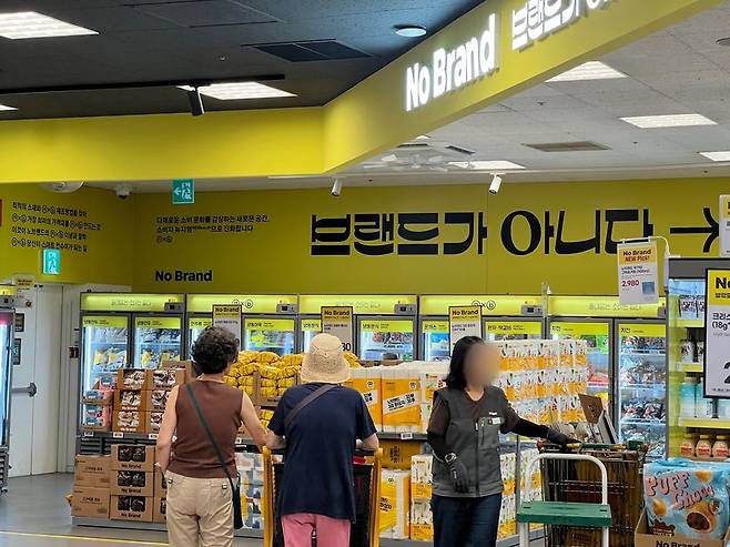 지난 14일 서울 용산구 이마트 용산점 노브랜드 코너 앞에서 고객들이 상품을 둘러보고 있다. 사진=김현지 기자
